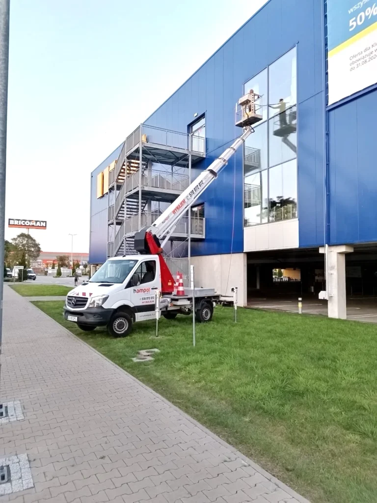 wynajęty podnośnik przy pracy w szczecinie